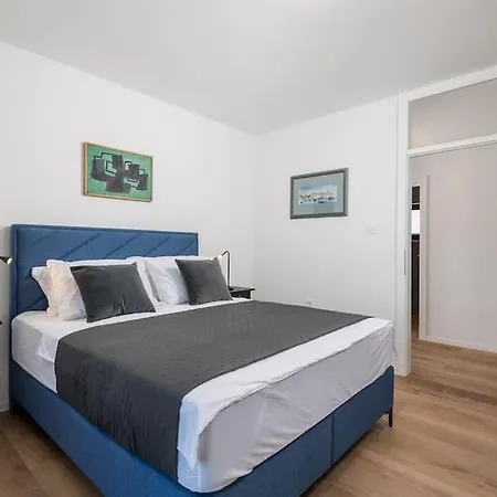 Villa Premium - Pool, Big Garden, Seaside Town *
