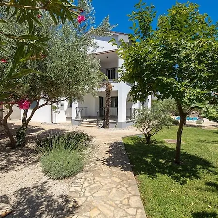 Βίλα Premium - Pool, Big Garden, Seaside Town *